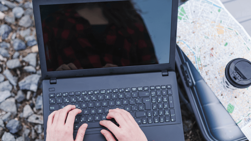 Az utazáshoz választott töltőnek kompatibilisnek kell lennie a laptopoddal.